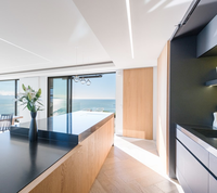 Meubles de cuisine de luxe en chêne noir VERMONHOUZZ avec comptoir de bar dissimulé et étagères à éclairage LED pour projets de maisons personnalisées