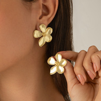 Anting Tusuk Trendy Berlapis Emas 18K dari Paduan Seng Gaya Prancis, Desain Minimalis Tidak Beraturan Bentuk Bunga Plumeria untuk Pesta