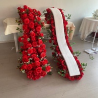 Chemin de table en roses artificielles en soie colorées pour la décoration de mariages, de fêtes à domicile et comme chemin de table pour la table de signature de mariage