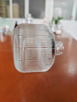 Bouteille en verre cristal rayé carrée de 200 ml avec bouchon à vis hermétique et couleur personnalisée pour le stockage de parfum