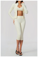 Ensemble 2 pièces décontracté et sportif rose pour femme, sans bretelles, avec haut sans manches zippé et leggings courts taille haute en polyester tricoté à motif rayé