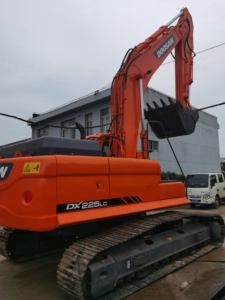 Excavatrice sur chenilles DOOSAN DX225LC d'occasion, 22 tonnes, excellent état, modèle 2022, avec brise-roche hydraulique, moteur, pompe, roulement, CE - Product Image 1