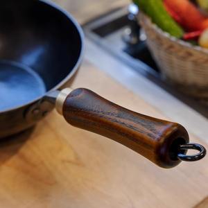 Wok hecho a mano con mango de madera, olla de hierro antiadherente para cocinar, uso en cocina, tamaño 30 cm - Product Image 1