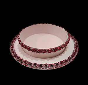 Assiette de service ronde en argent avec poignées papillon, métal poli, design classique pour les occasions de mariage - Product Image 6