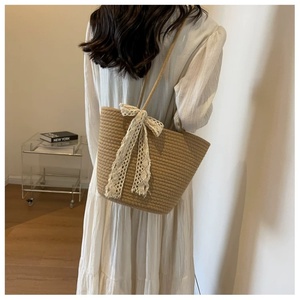 Sac fourre-tout en paille tressée, sac seau à bandoulière de grande capacité avec nœud papillon pour la plage, les voyages et l'usage quotidien - Product Image 1