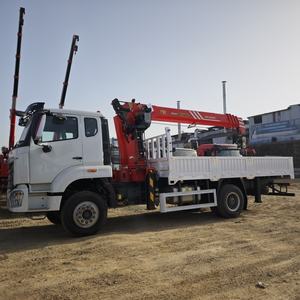 Grúa Montada en Camión HOWO NX H77L Cabina 4x2 Personalizable, Pluma Telescópica de 10 Toneladas para Elevación y Transporte de Equipo Pesado de Larga Distancia - Product Image 1