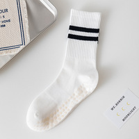 Chaussons antidérapants pour femmes pleine longueur, épais Barre athlétique Pilates Sports Gym Grip Terry Tube Crew Chaussettes Logo personnalisé