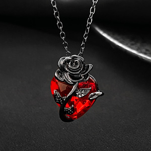 Collar de rosa de corazón Ins de estilo oscuro americano europeo para mujer, Collar chapado en plata de clavícula en forma de corazón de flor entrelazada gótica - Product Image 1