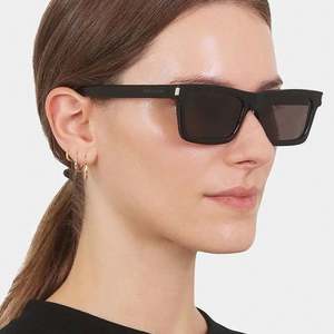 Gafas de Sol Cuadradas Pequeñas Negras con Remaches Vintage 2025 y Logotipo Personalizado, Protección UV400 para Hombre y Mujer - Product Image 1