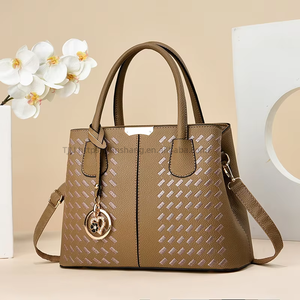Sacs fourre-tout tendance en gros pour femmes, sacs à main en cuir PU, sacs à bandoulière pour femmes avec pendentif cœur - Product Image 4