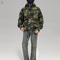 Veste de terrain classique à capuche boutonnée en tissu camouflage quadrillé, style streetwear, avec bords bruts et effet vieilli