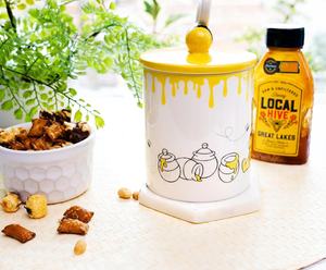 แก้วเซรามิกลายหมีน้อยขนาด18ออนซ์พร้อมฝา3D สลักรูปผึ้งฉากกินน้ำผึ้ง - Product Image 4