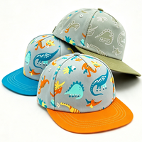 Schattige kinderpet met platte klep, laag profiel, ongestructureerd, met all-over print van cartoon dinosaurussen voor kinderen en peuters
