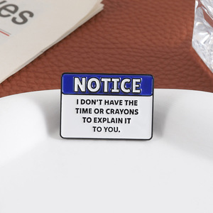 Spilla da bretella in smalto morbido rettangolare blu creativa con lettere 'Notizia: Non ho il tempo né le pastiglie colorate per <span class=keywords><strong>spiegarti</strong></span> IT cose' - Product Image 4