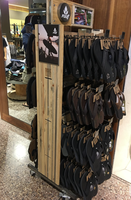 Présentoir polyvalent en bois et métal Ray Custom Eco-Friendly pour tongs, sandales et pantoufles, idéal pour les magasins de détail et les boutiques de plage