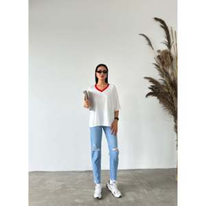 Camiseta Básica con Cuello en V para Mujer, 100% Algodón Jersey, Transpirable, Manga Regular, Blanca con Ribete Rojo - Product Image 1