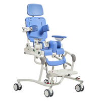 Il s'agit d'une chaise de toilette et de bain moderne et adaptable conçue pour les enfants, les jeunes et les aidants.