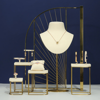 Présentoirs à bijoux Sundo pour magasin, accessoires de présentation de bijoux de luxe, ensemble de présentoirs à bijoux en métal et cuir PU sur mesure