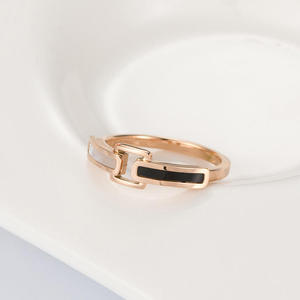 Neues Design Mode Damen Rosé<span class=keywords><strong>gold</strong></span> Verstellbarer Schmuck Gürtelschnalle Schwarz Weiß Muschel Edelstahl Ringe für Männer und Frauen - Product Image 4