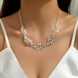 Collana con Ciondolo a Foglie Colorate Ji Xing, Collana Lunga con Ciondolo in Lega per Donna, Gioielli alla Moda - Product Image 1