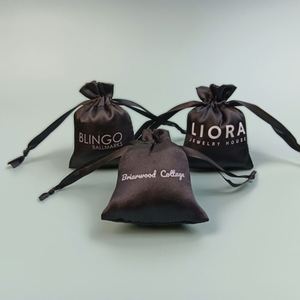 Pochettes en satin colorées pour bijoux, sacs cadeaux en soie douce personnalisés avec cordon de serrage pour mariage et fête, sacs de shopping personnalisés avec logo - Product Image 1