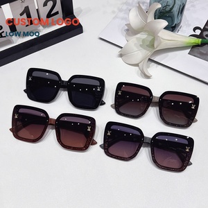Occhiali da Sole Polarizzati Stesso Stile del Marchio con Logo a Diamante Montatura Grande Quadrata Retrò per Donna di Design alla Moda Neri e <span class=keywords><strong>Viola</strong></span> - Product Image 2