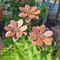 Décoration de jardin extérieure en métal patiné : Sculpture florale rustique pour cour et jardin