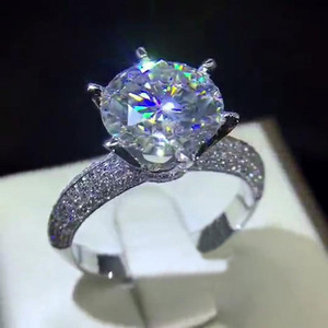 Elegante Anello con Zirconi Incastonati a Griffe per Donne, Gioiello da Dito Trendy e Vistoso - Product Image 1
