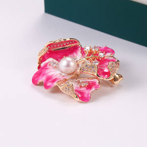 Broche en perles d'eau douce rondes de 9 mm, en alliage de cuivre, incrustée de motifs de fleurs et d'abeilles, bijoux pour femmes, vente en gros - Product Image 1