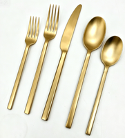 Ensemble de couverts de qualité supérieure en acier inoxydable 18/10, design tendance nordique moderne, manche de qualité restaurant.