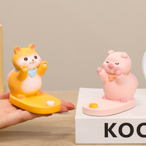 Lindo adorno de resina de panda para escritorio con soporte para teléfono, ideal para regalo de graduación u oficina. - Product Image 5