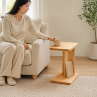 Table d'appoint moderne en noyer et travertin noir avec support central ouvert et étagère inférieure pour chambre, salon, canapé, chevet, décoration intérieure