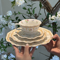 Service de table en céramique vintage français romantique à motifs floraux, assiette à dessert créative en dentelle, ensemble de tasses exquises pour le thé de l'après-midi
