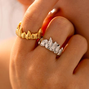 Anillo de mujer de oro de 18 quilates Chapado en acero de titanio diseño de empalme de llama pequeña Irregular tendencia de moda para bodas - Product Image 5