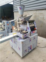 Petit fabricant chinois de Baozi Momo faisant la machine à pain farci à la vapeur Siopao de dessus de table