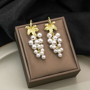 Pendientes de Lujo Unisex QX Silver Needle con Diseño Clásico de Aleación, Perlas y Borlas Geométricas de Hoja de Uva para Mujer, Aniversario - Product Image 4