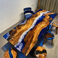 Table en bois massif avec résine époxy, design moderne et créatif pour salon ou bureau, personnalisation du motif