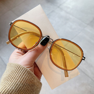 Lunettes de soleil ovales Qianai pour femmes, monture dorée, verres PC UV400 anti-reflets, style feuilles de thé transparentes gris champagne - Product Image 1