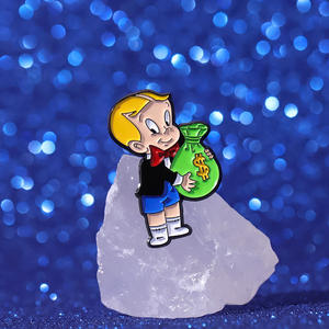 Spilla Cartoon Ragazzo con Sacchetto di Denaro, Pin Smaltato Anime Richie <span class=keywords><strong>Rich</strong></span> con Borsa di Contanti - Product Image 3