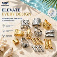 Hebilla de triple barra de metal con diseño geométrico fluido de primera calidad para bikini, conector de banda ancha para trajes de baño de moda al por mayor