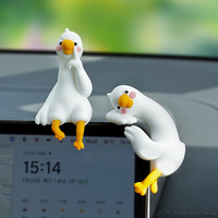 Ornement de voiture en résine mignon de dessin animé, petit canard qui s'agrippe au pare-brise, pour la décoration intérieure de la console centrale