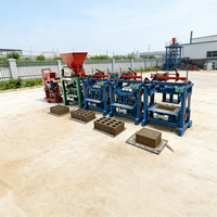 Petite machine à fabriquer des briques en béton produisant différents types de briques, utilisant un moteur électrique ou diesel pour la construction.