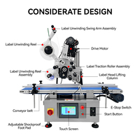 Machine d'étiquetage de surface plane de bureau avec servomoteur, ensemble de rouleaux de traction d'étiquettes, convoyeur et applicateur d'autocollants intégré
