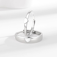RFJEWEL Bagues de couple à cœur creux minimalistes, bagues de promesse/fiançailles assorties pour femmes et hommes, coffret cadeau en alliage