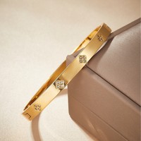 Lot de 3 bracelets joncs ouverts en acier inoxydable plaqué or 18 carats, étanches, avec incrustations de strass en cristal et motif trèfle, tendance pour femme