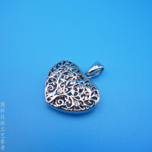 จี้โลหะรูปหัวใจ ดีไซน์ฉลุลายสีเงินสดใส เหมาะสำหรับสวมใส่ทุกวัน - Product Image 3