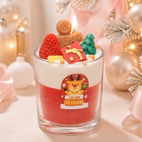 Bougie en pot de dessert de Noël avec cadeau gingembre et fraise et décorations de sapin pour la décoration de la maison en période des fêtes
