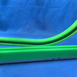 شرائح توجيه مقاومة للتآكل من البولي إيثيلين فائق الوزن الجزيئي لسلاسل الناقل البلاستيكية، تشغيل سلس، ملحقات وقطع غيار الناقل الصناعي - Product Image 1