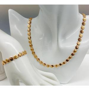 Collier en or massif 18 carats de qualité supérieure Sakura pour femmes avec fermoir à plaque à crochet Fabriqué au Japon Finition mate et brillante - Product Image 4