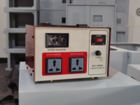 Stabilisateur de tension automatique servo 1 kVA monophasé modèle SVC TND en cuivre 2000 W